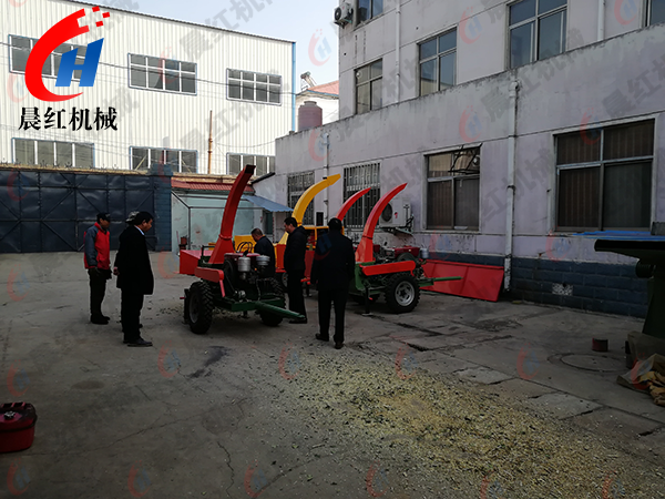 陜西客戶(hù)來(lái)廠(chǎng)購(gòu)買(mǎi)小樹(shù)枝粉碎機(jī)